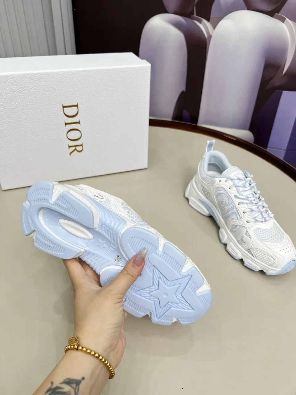 P560🐮🐮The official website of Dijia's new colors has been updated simultaneously [Celebration] This Dior Vibe sneaker incorporates Dior's high-end spirit and reinterprets classic running shoes. White mesh fabric features an Oblique print and is paired with laminated leather-effect panels in gold and silver tones for a contrasting look. It is further embellished with classic details such as 3D effect details, the lucky star symbol on the rear, and the logo on the tongue and rear pull tab. The lightweight sole is embellished with gray stars, complementing a variety of casual or elegant pieces for a modern look. Size: Women’s size 35-41 (35/42 can be customized) Men’s size 40-46 (39/46 can be customized)